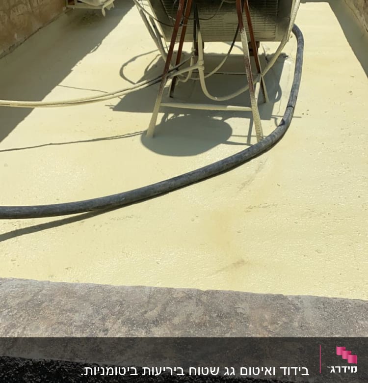 גג אטום עם חומר איטום לבן ומיכל מים